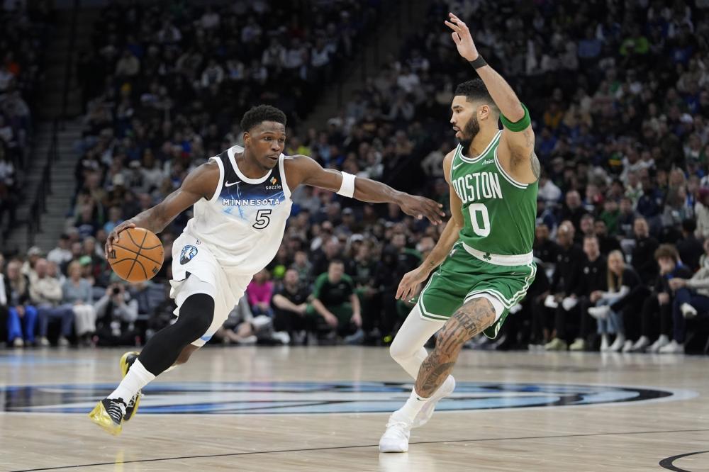 时尚先锋！威少变身WNBA选秀造型师：帮助6号秀阿莫尔设计定制服装